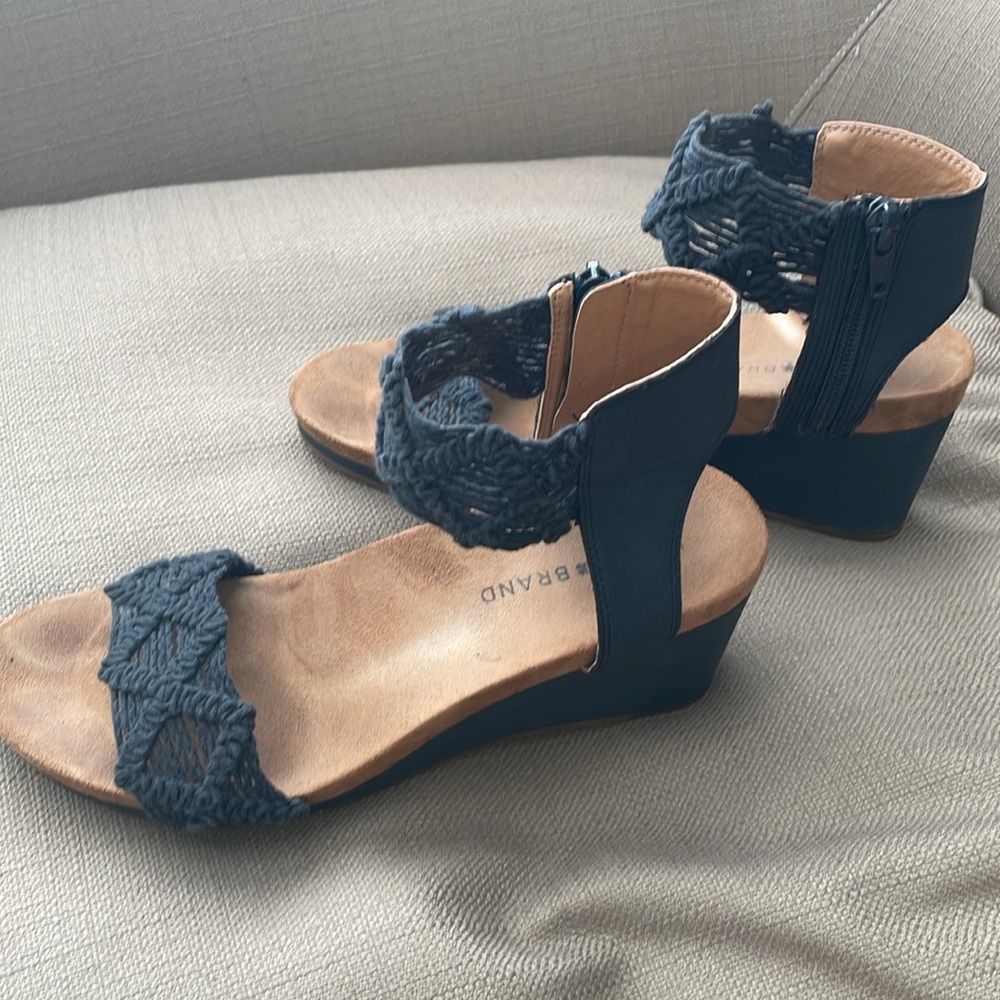 Lucky Brand Navy Tan Kierlo Wedge Woven crochet ankle wedge Sandals 7.5